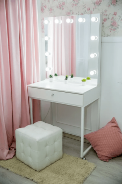 Туалетный столик на белом металлокаркасе с зеркалом с подсветкой 80*83