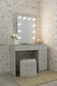 Широкий туалетный столик с зеркалом и лампочками