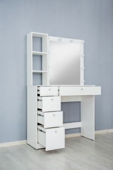 Белый дамский столик с ящиками и полочками