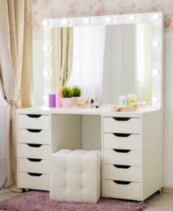 Дамский столик в спальню с зеркалом двумя комодами