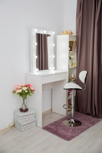 Маленький гримерный стол и светодиодная подсветка с зеркалом