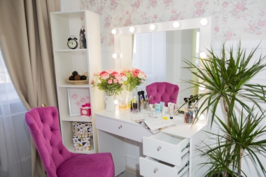 Дамские столики для макияжа с зеркалом в спальню