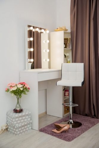Туалетный столик белый с двумя ящиками, зеркалом и подсветкой.