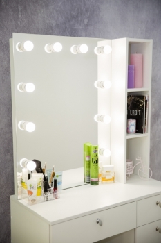 Дамское зеркало с полочками и зеркалом и подсветкой