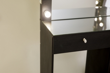 Косметический столик с зеркалом и подсветкой, темного цвета