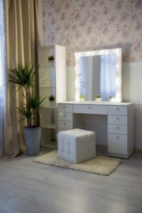 Туалетный столик с зеркалом для спальни с подсветкой