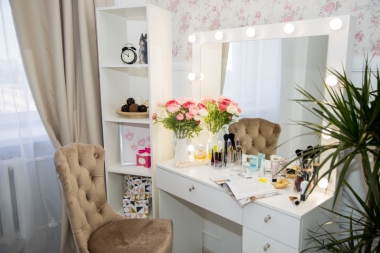 Дамские столики для макияжа с зеркалом в спальню