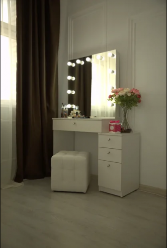 Белый туалетный столик с выдвижной тумбой и зеркалом