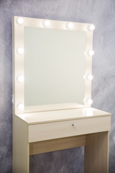 Недорогой гримерный столик с зеркалом и подсветкой