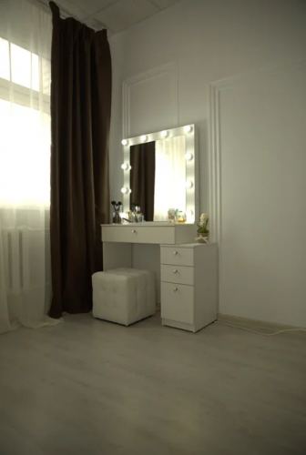 Белый туалетный столик с тумбой и зеркало лампочками